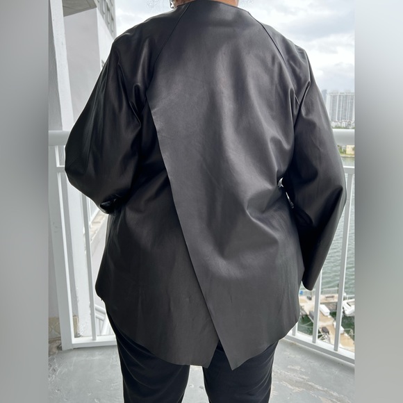 leather jacket with asymmetric sleeves and an asymmetric back slit - Picture 2 of 7